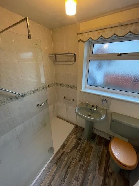 Property photo 3 of 11 Bathroom