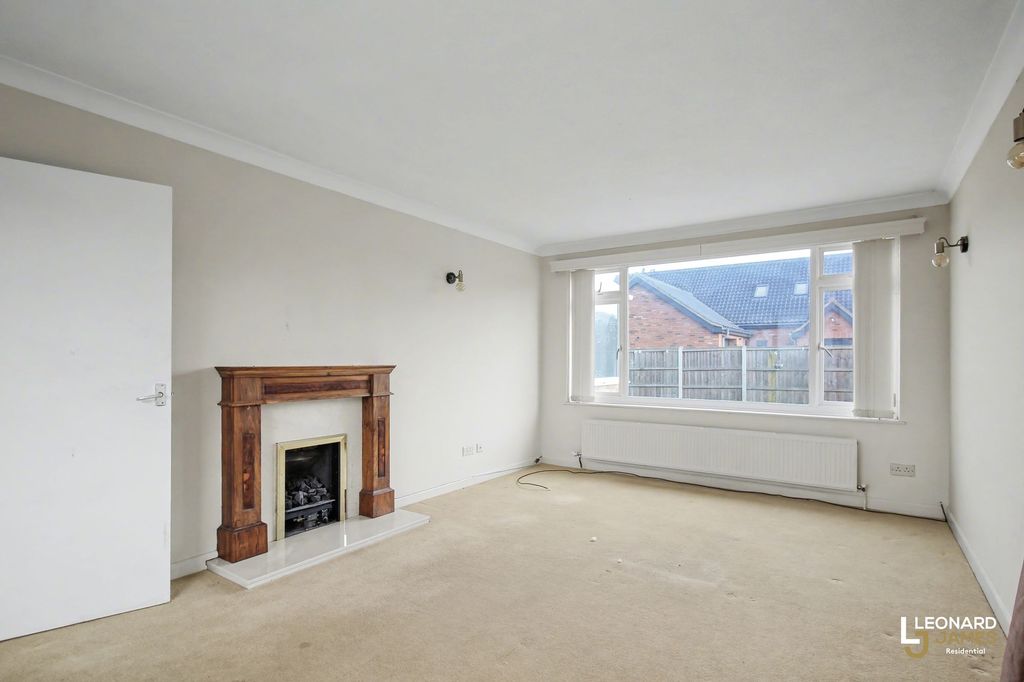 Property photo 3 of 17 Lounge