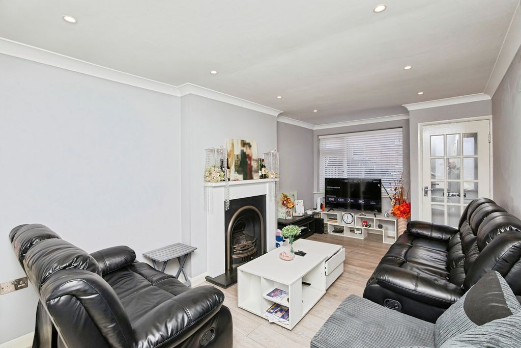 Property photo 3 of 17 Lounge