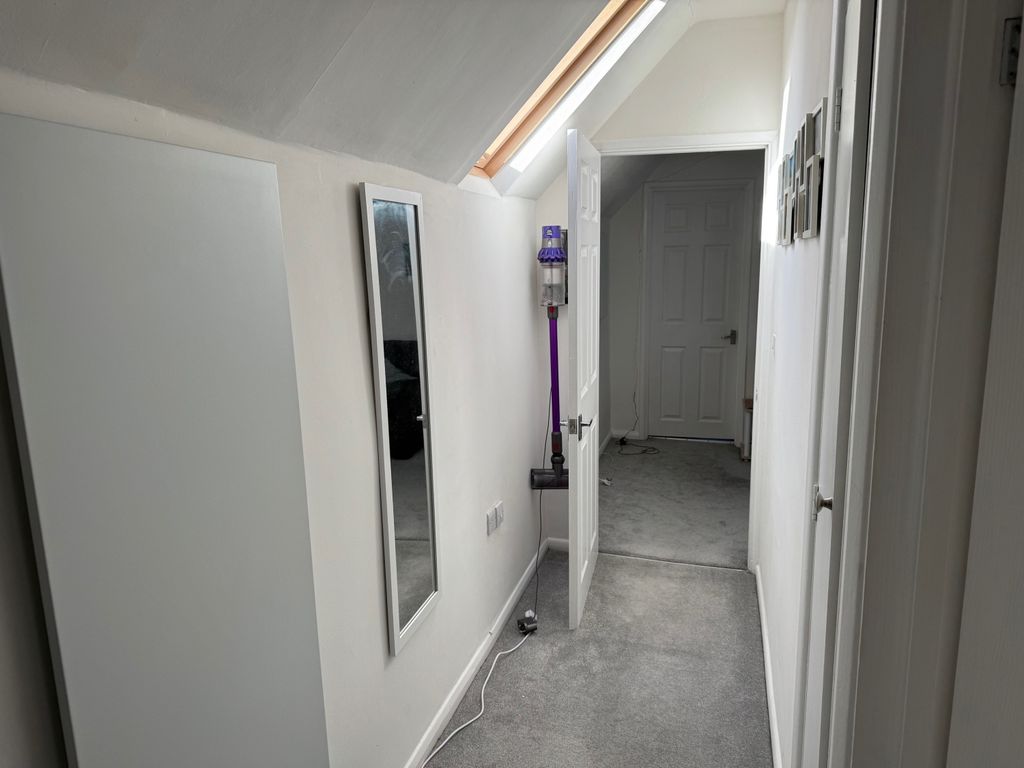 Property photo 2 of 11 Hallway