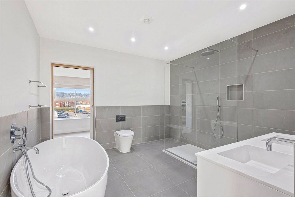 Property photo 3 of 21 Show Home