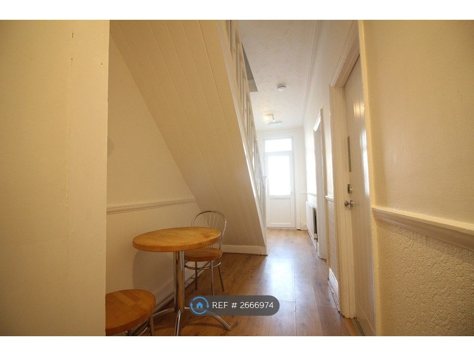 Property photo 2 of 4 Foyer