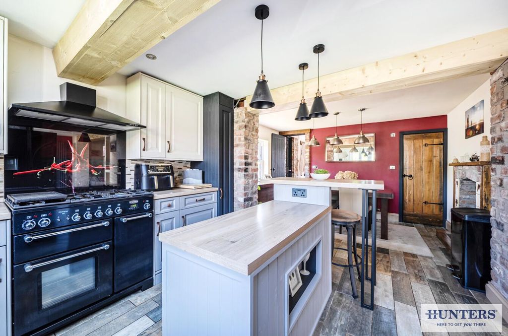 Property photo 2 of 24 B9Dbda85-5c71-498F-A773-13Be77B46B2F.Jpg