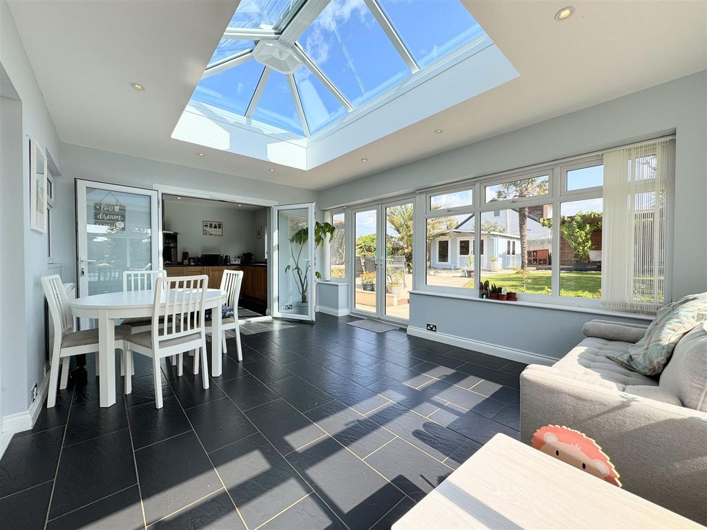 Property photo 2 of 28 Conservatory