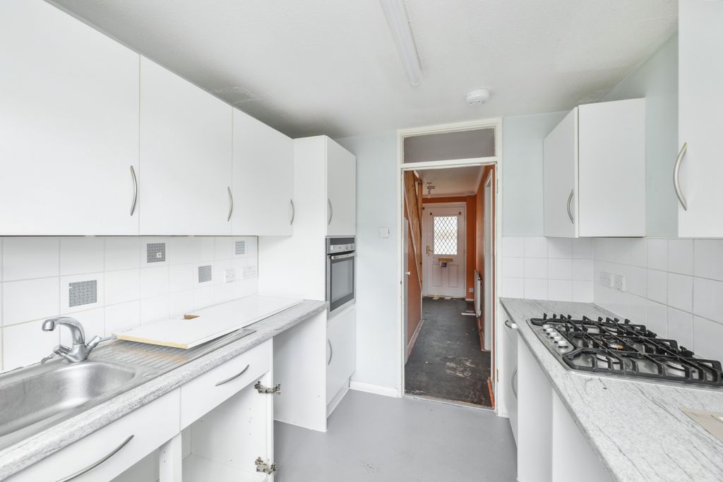 Property photo 2 of 18 71 Downfield Road, Cheshunt, Hertfordshire, En8 8Sr
