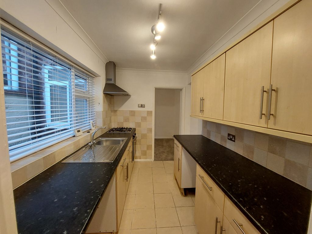 Property photo 3 of 11 Kitchen