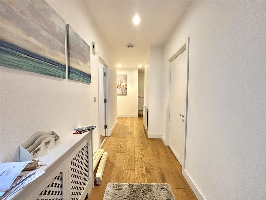Property photo 2 of 21 Entrance Hall
