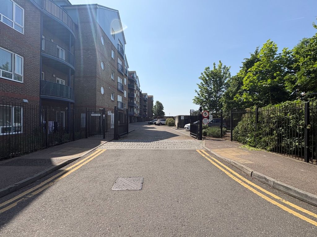 Property photo 3 of 4 5204312