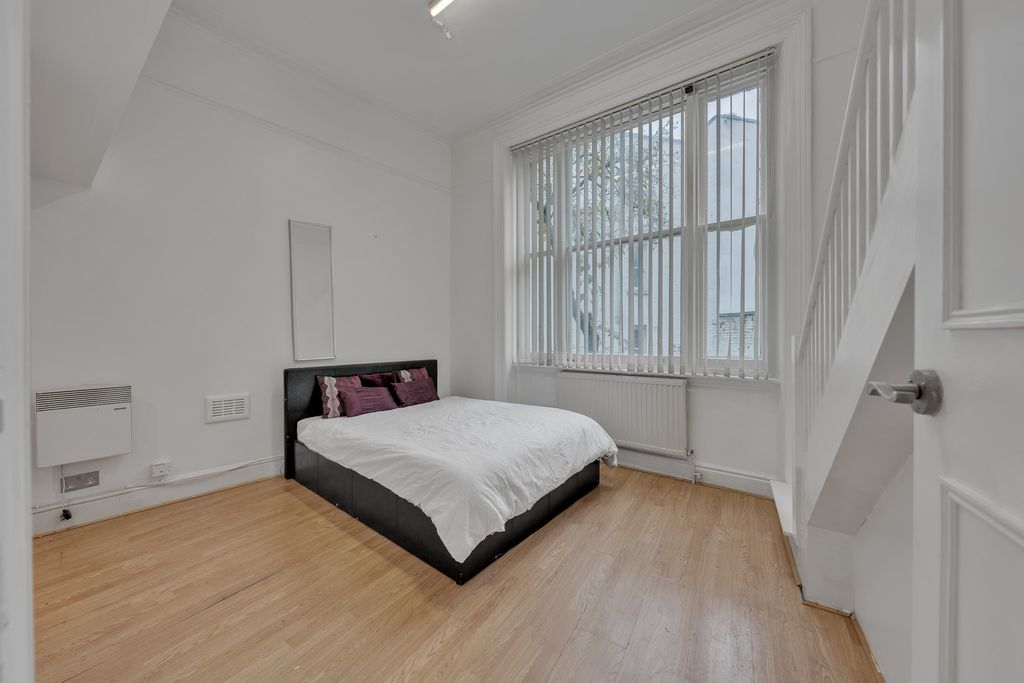 Property photo 3 of 18 Flat 1A, 239 Earls Court Road, Earls Court, London, Sw5 9Ah