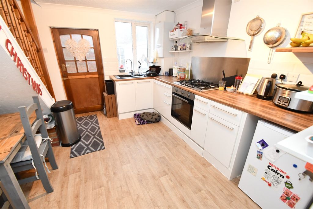 Property photo 2 of 6 Kitchen