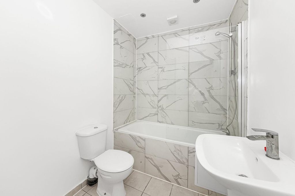 Property photo 2 of 12 Flat 1, 48 Norwood High Street, Norwood, London Se27 9Nr