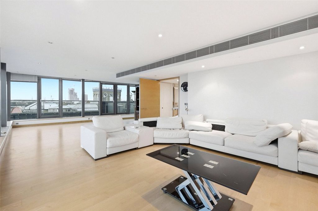 Property photo 1 of 44 Picture No. 01