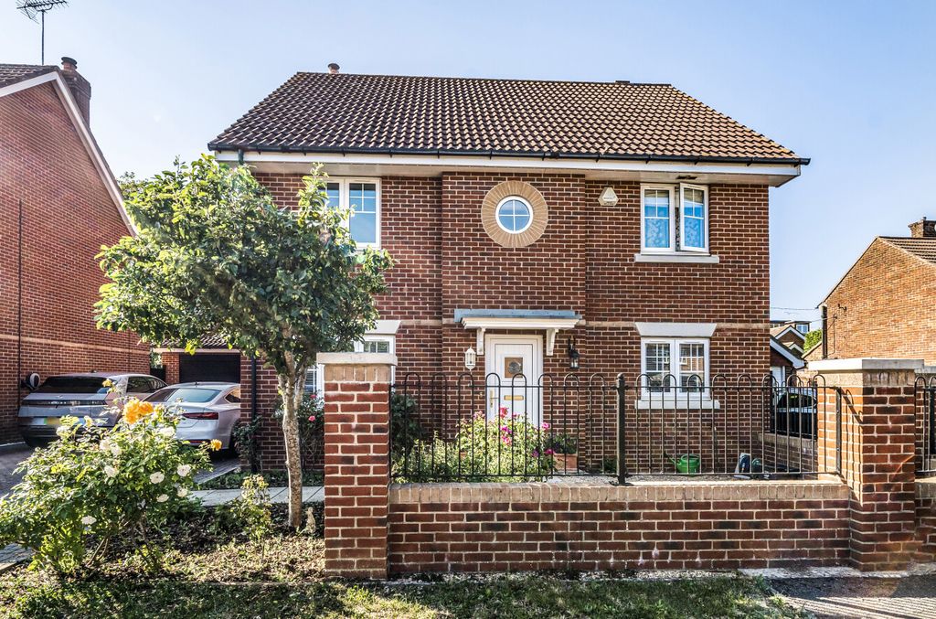 Property photo 1 of 25 1310788-27-685305...