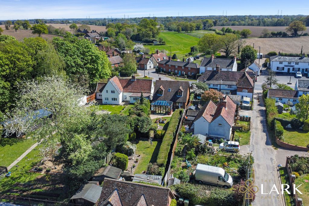 Property photo 2 of 19 Pt-Lark-Thehoneypot-4