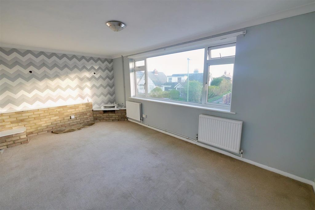 Property photo 3 of 8 Lounge