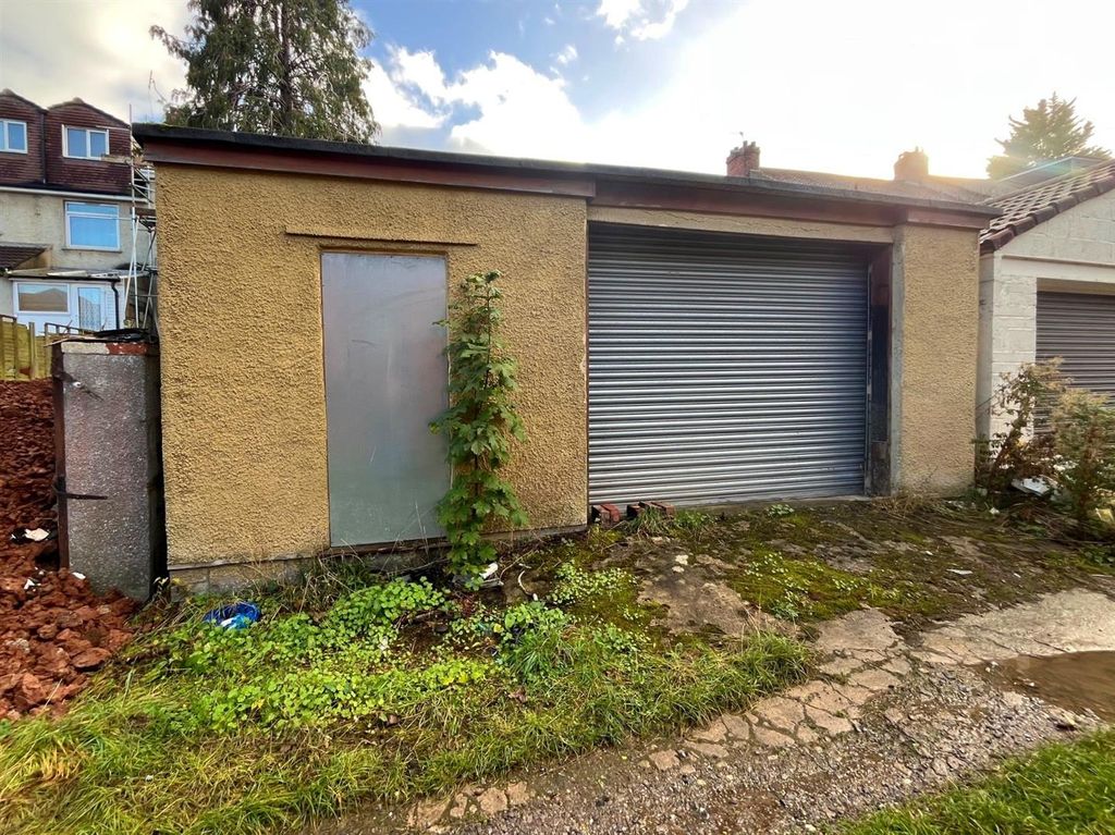 Property photo 2 of 18 Garage To Rear Of Garden.Jpg