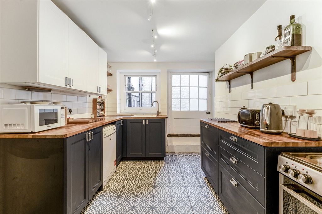 Property photo 3 of 19 Kitchen