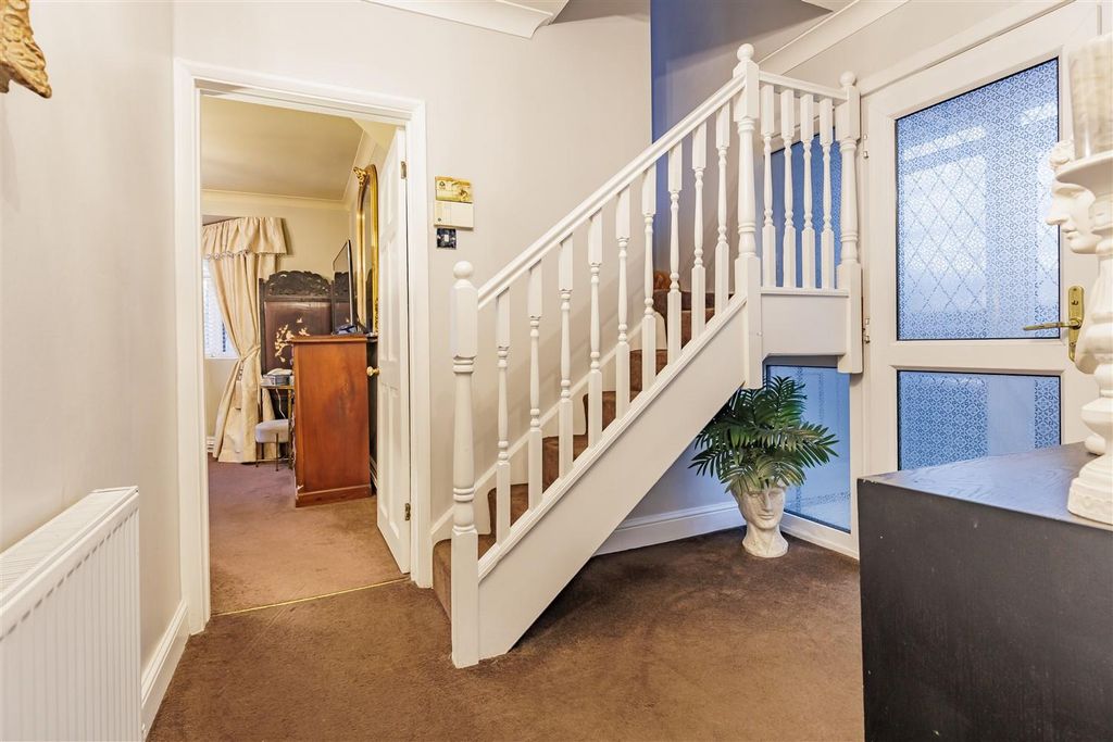 Property photo 2 of 29 81, Coppice Row (1).Jpg