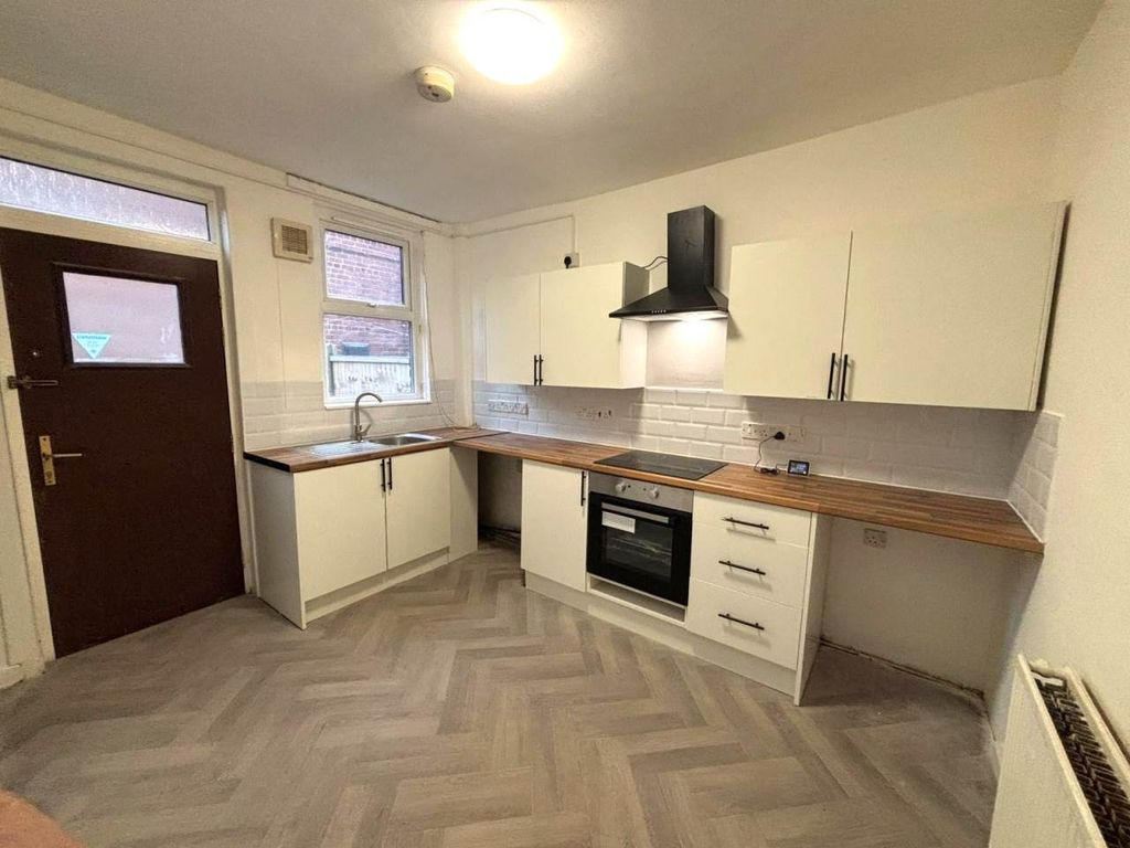 Property photo 2 of 12 Kitchen0