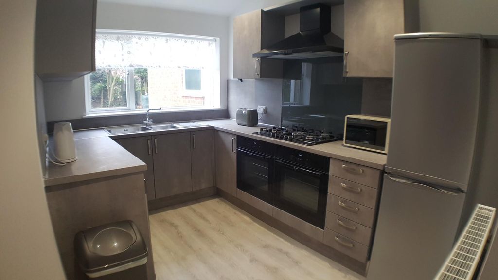 Property photo 3 of 18 Kitchen