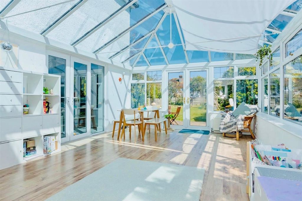Property photo 2 of 7 Conservatory - 46 Rose Walk.Jpg