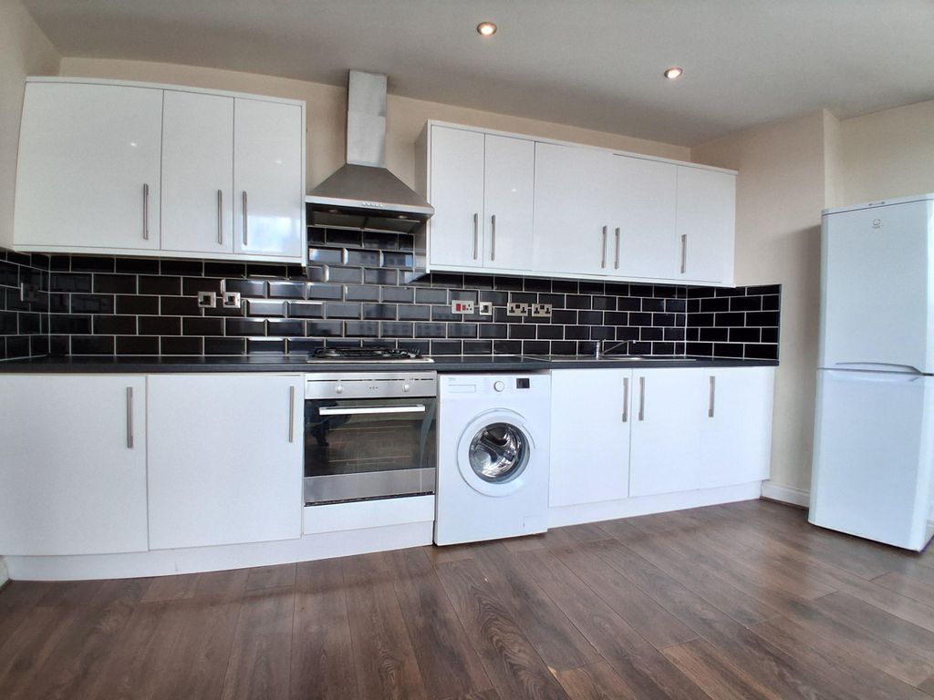 Property photo 3 of 6 Kitchen