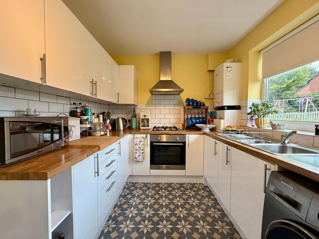 Property photo 3 of 14 Kitchen