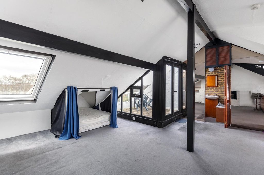 Property photo 3 of 12