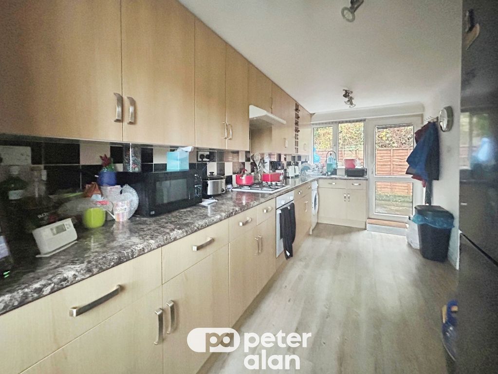 Property photo 2 of 11 Kitchen