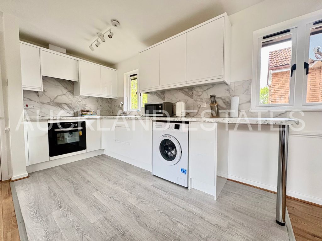 Property photo 3 of 10 Image00008 (7)