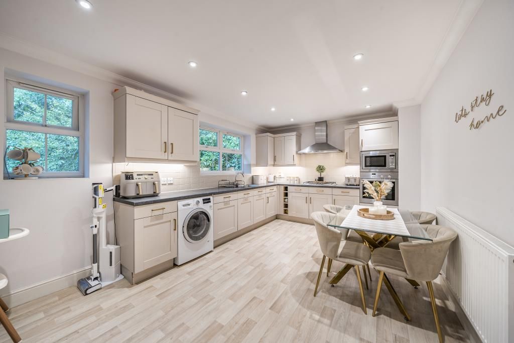 Property photo 3 of 18 Kitchen