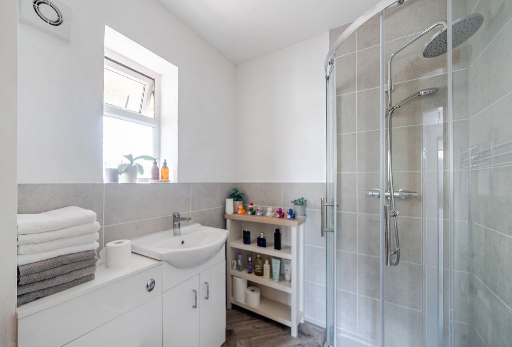 Property photo 3 of 10 Bathroom