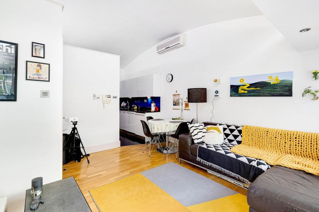 Property photo 3 of 19 Hunters-Bastwick_Street-5.Jpg
