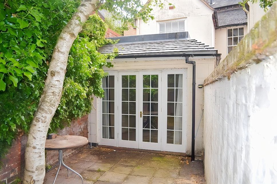 Property photo 3 of 9 Courtyard 1