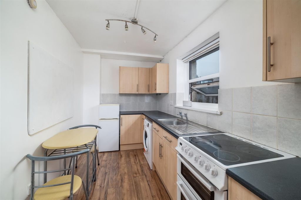 Property photo 3 of 9 Kitchen