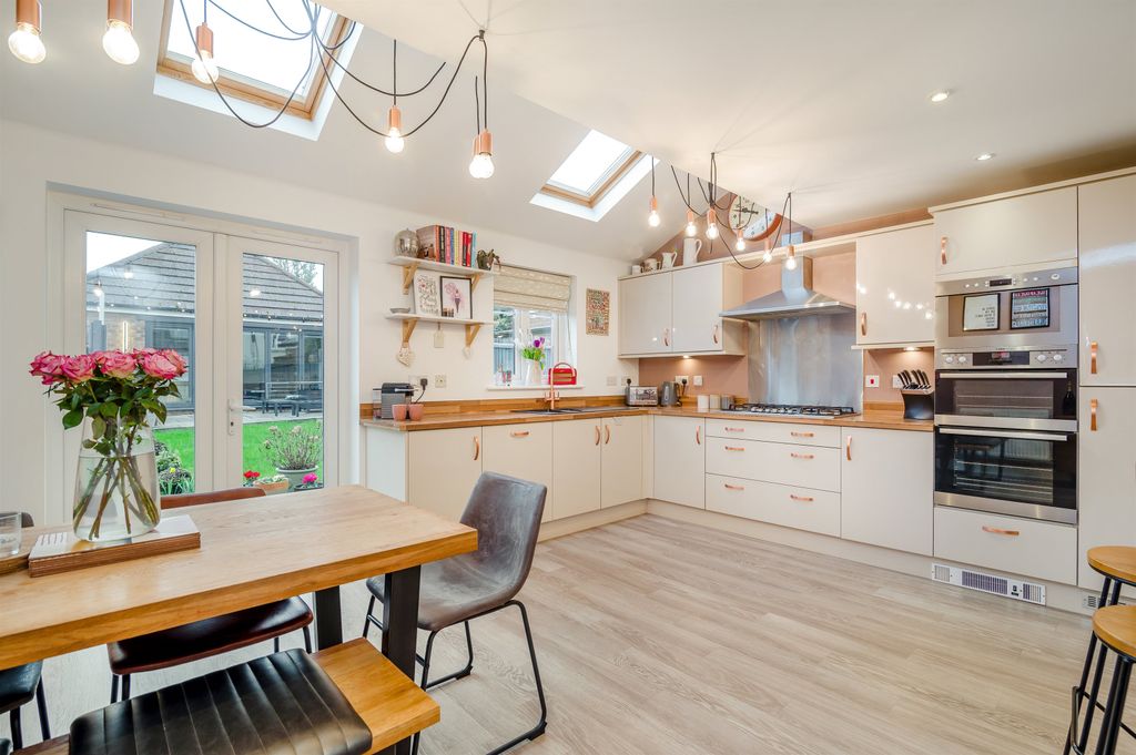 Property photo 2 of 28