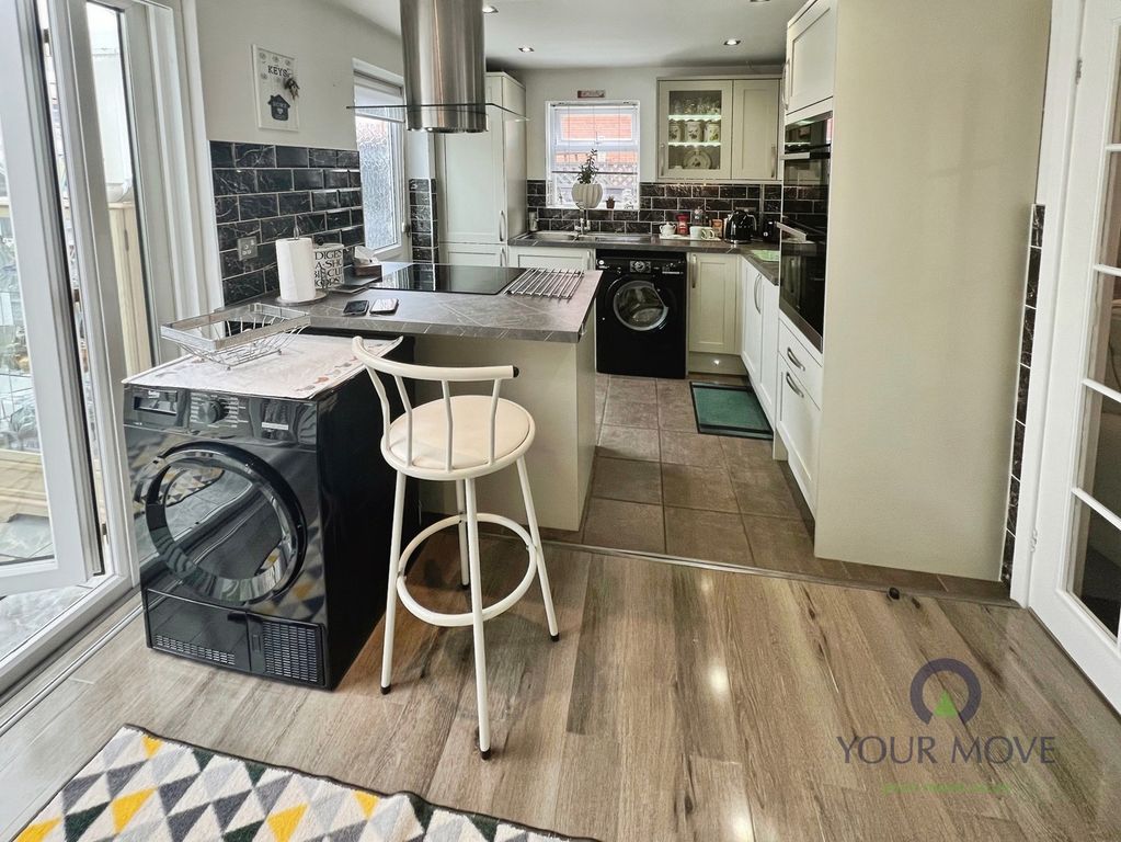 Property photo 3 of 19 Kitchen 2