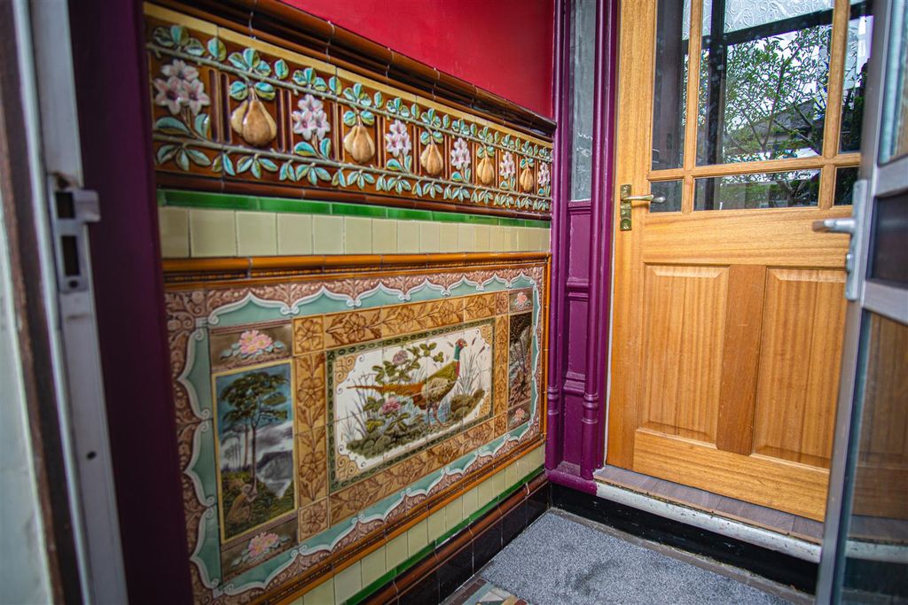 Property photo 2 of 16 Vestibule