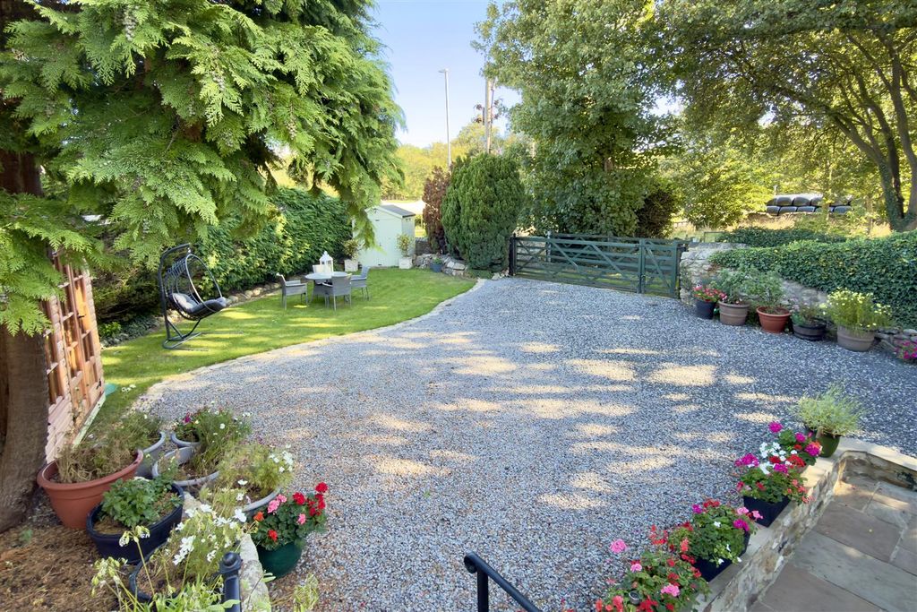 Property photo 3 of 35