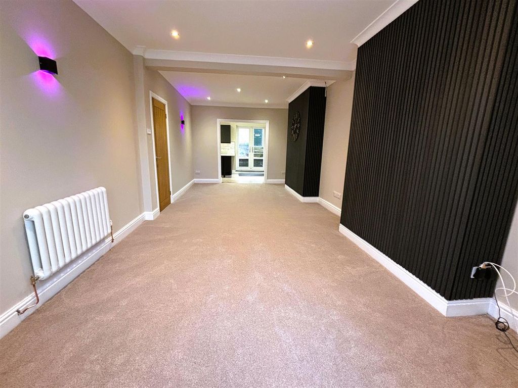 Property photo 3 of 19 Living Room