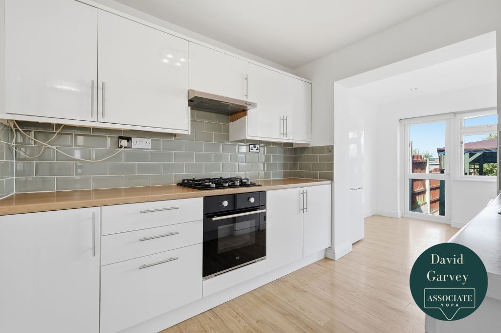 Property photo 2 of 17 Fitted Kitchen