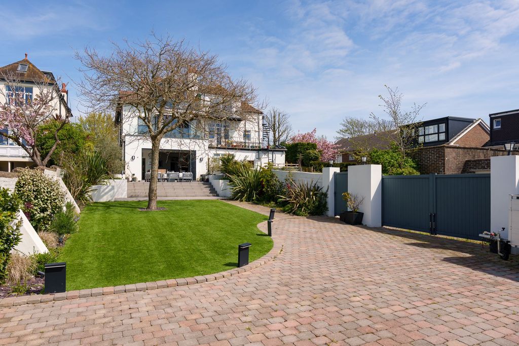Property photo 1 of 24