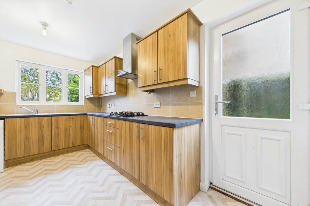 Property photo 3 of 27