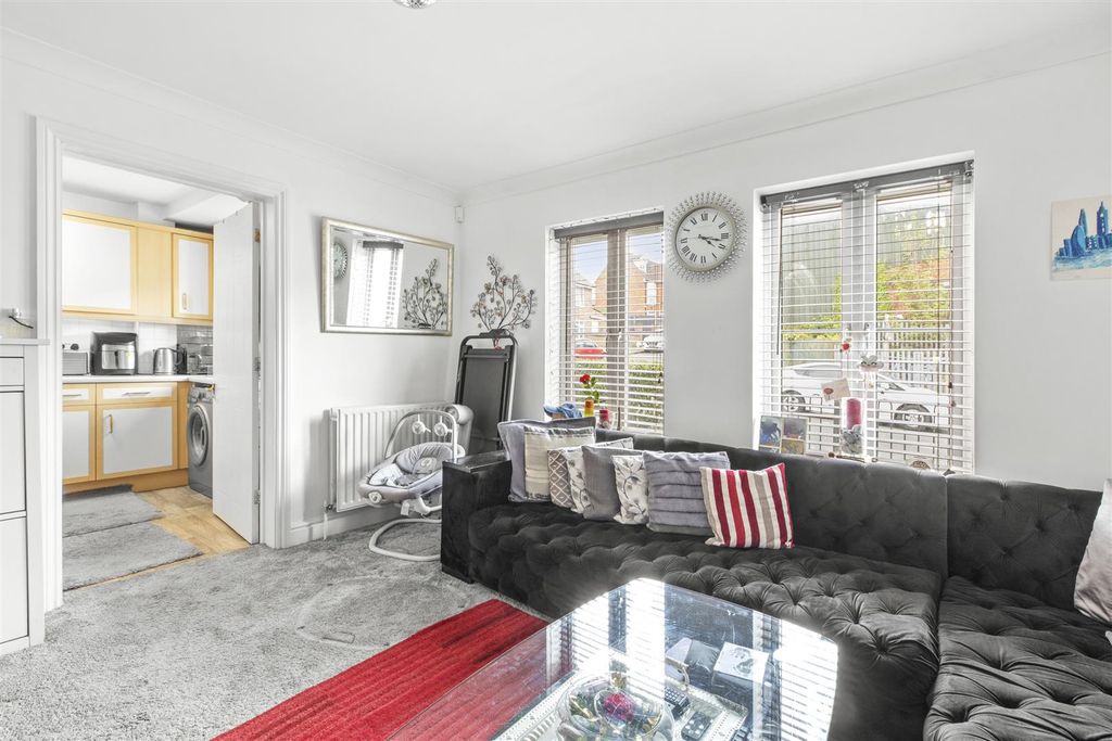 Property photo 3 of 10 Tavistock Mews, Hp12 3Dg-3.Jpg