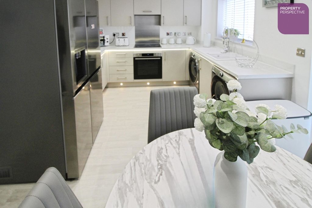 Property photo 3 of 12 Dining Kitchen