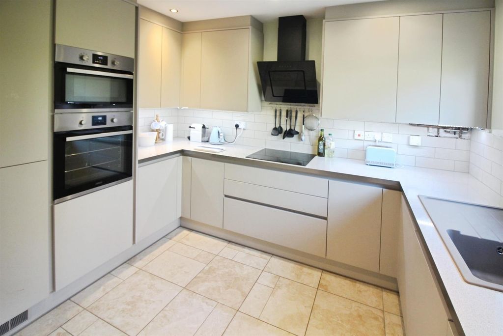 Property photo 3 of 16 Kitchen