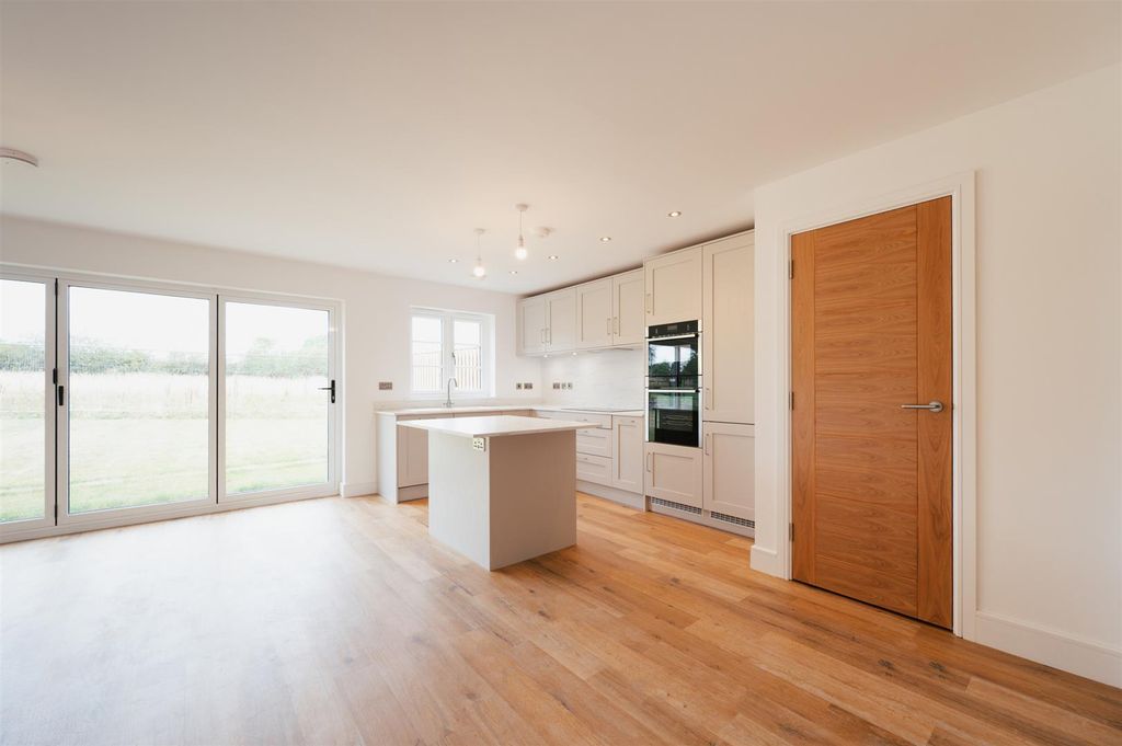 Property photo 3 of 29 Dining Kitchen