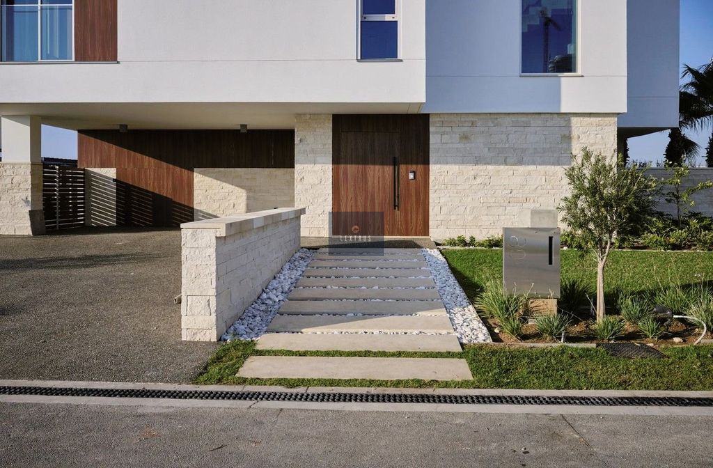 Property photo 2 of 31