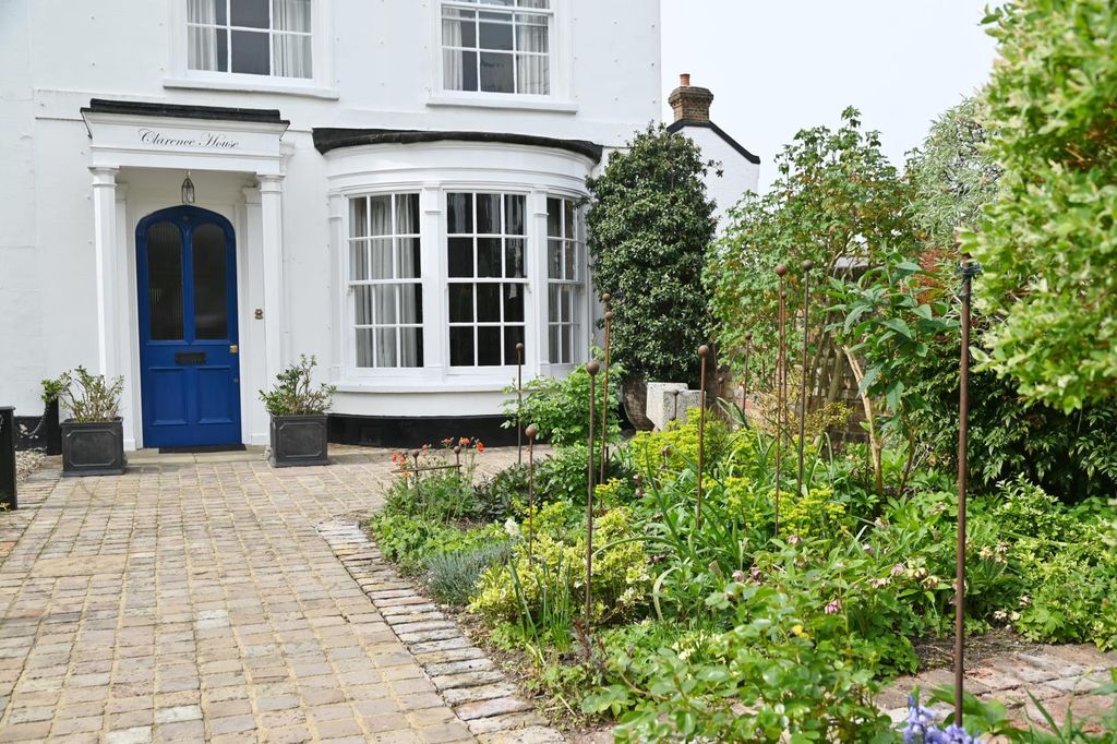 Property photo 2 of 25