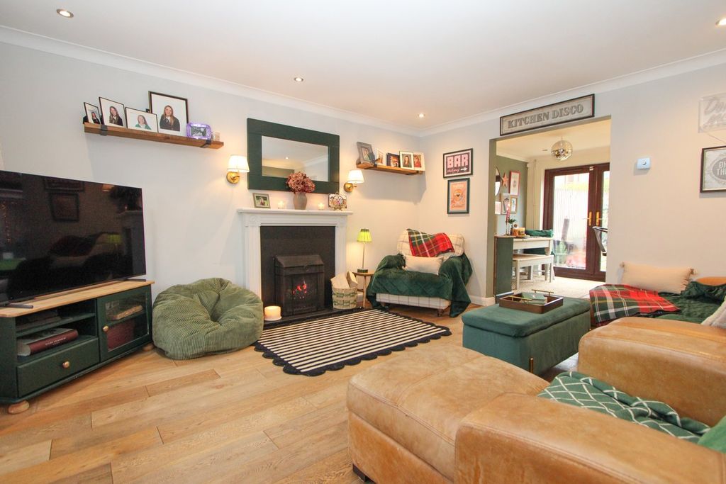 Property photo 2 of 27